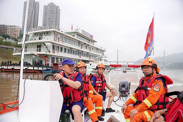 涪陵区华岩救援队举行“大爱无疆 慷慨赠艇”交接仪式